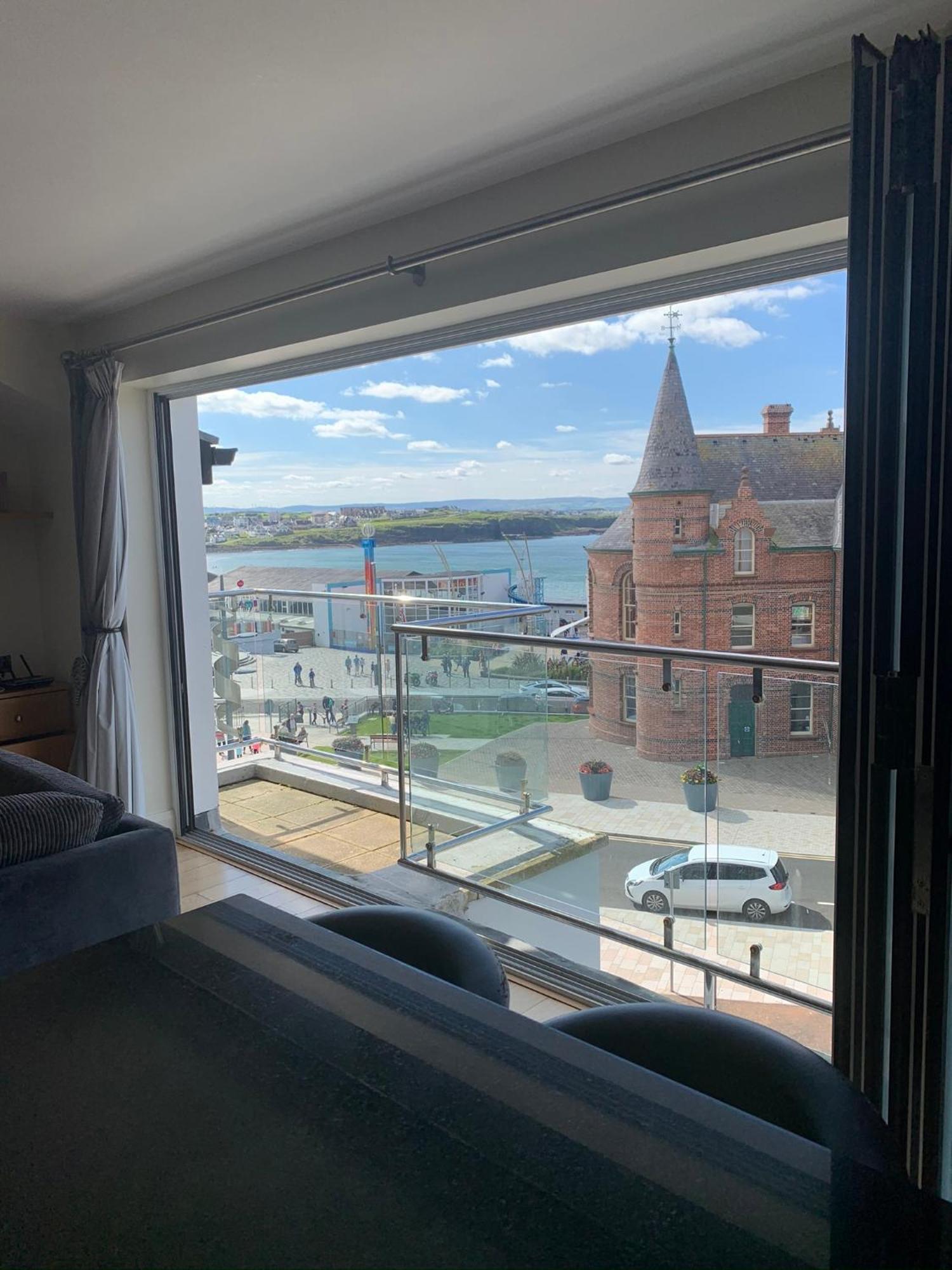 Penthouse Apartment - Town Centre, Sea Views, Secure Parking Portrush Exterior photo